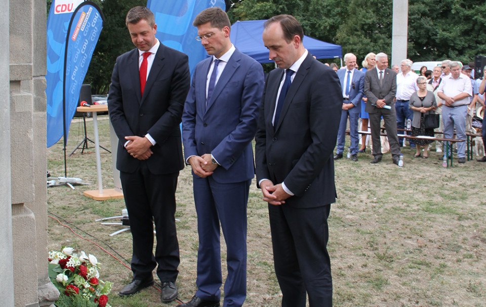 Stefan Evers, Christian Hirte und Ingo Senftleben während der Gedenkminute für die Opfer des Mauerbaus
